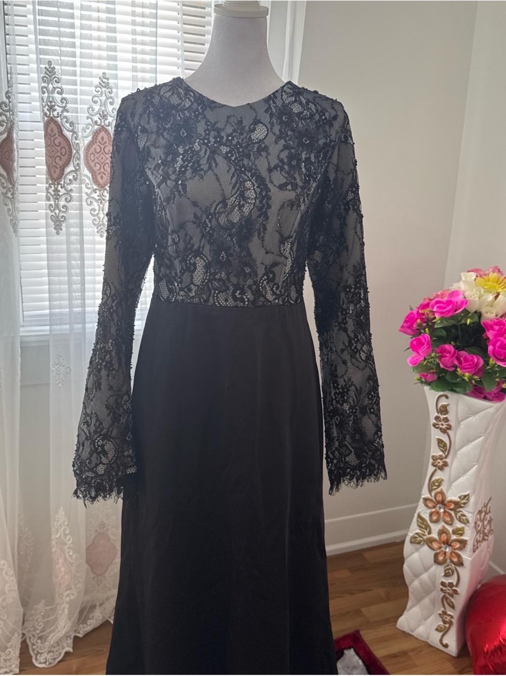 Elegant Black Lace Long-Sleeve Evening Dress